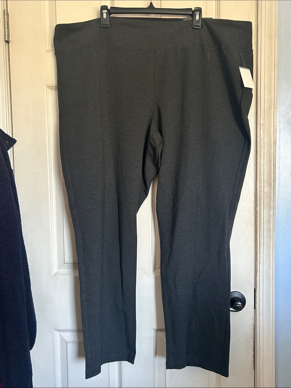 Avenue ponte pull on straight leg pants size 30/32